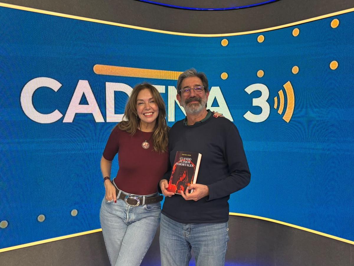 Gabriela Llanos y Chema Forte, en el estudio de Cadena 3.
