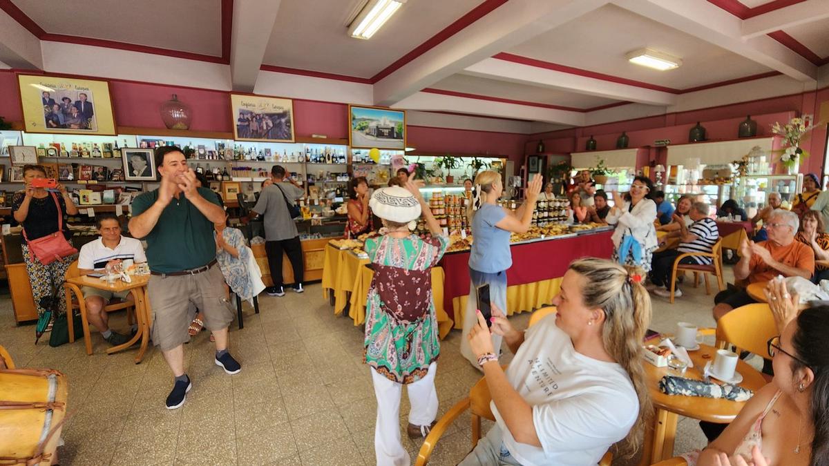 FOTO: Se armó una peña improvisada en La Europea cuando Candela comenzó a cantar 
