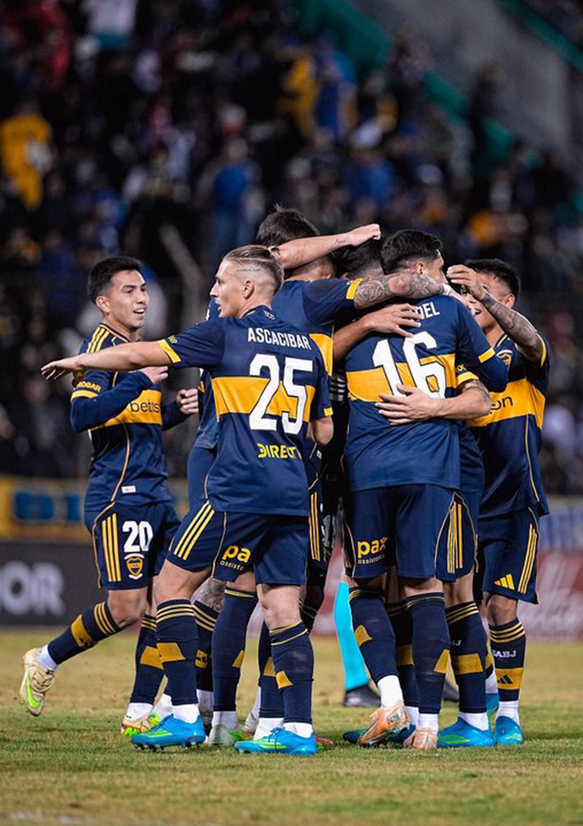Jugadores de Boca festejan el gol del triunfo.
