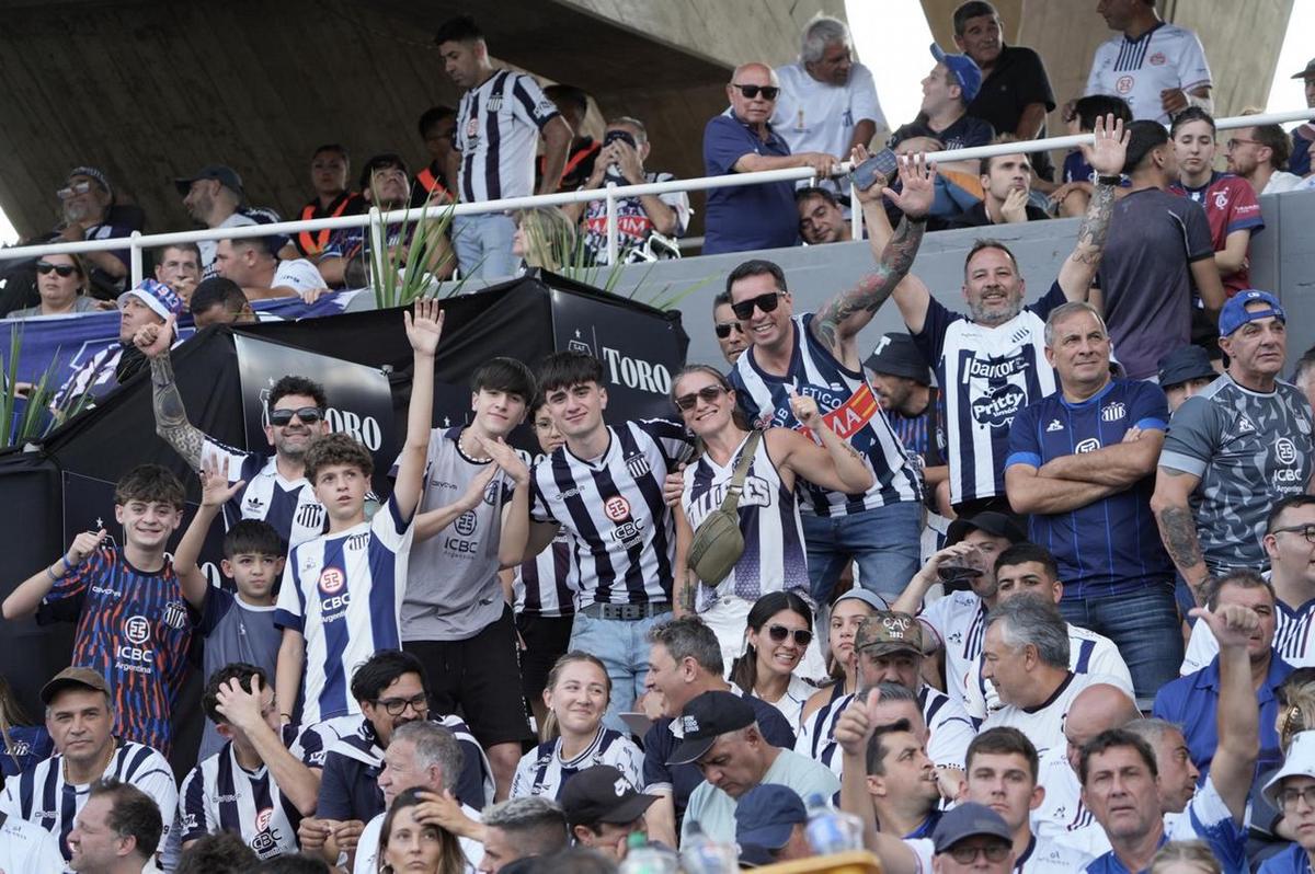 FOTO: Los hinchas albiazules, en una jornada única (foto: Daniel Cáceres).