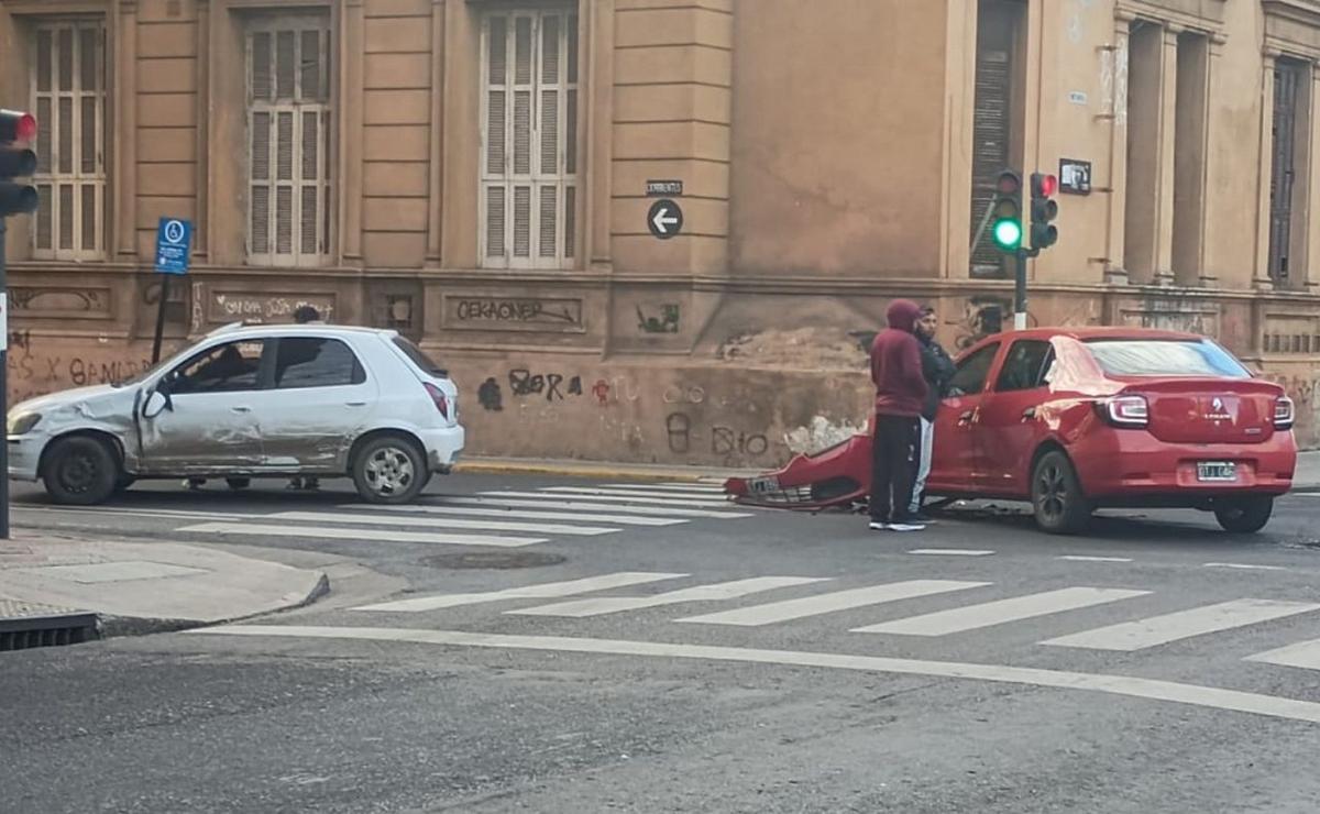 El Corsa circulaba por Corrientes y el Logan por Mendoza.