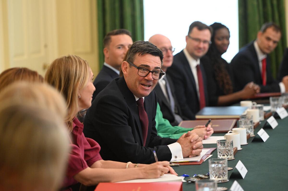El primer ministro británico Andy Burnham se reúne con su gabinete y traza un nuevo rumbo