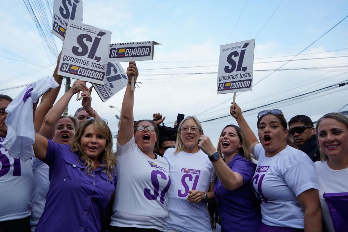 Ecuador define en las urnas si acepta una Asamblea Constituyente y bases militares extranjeras