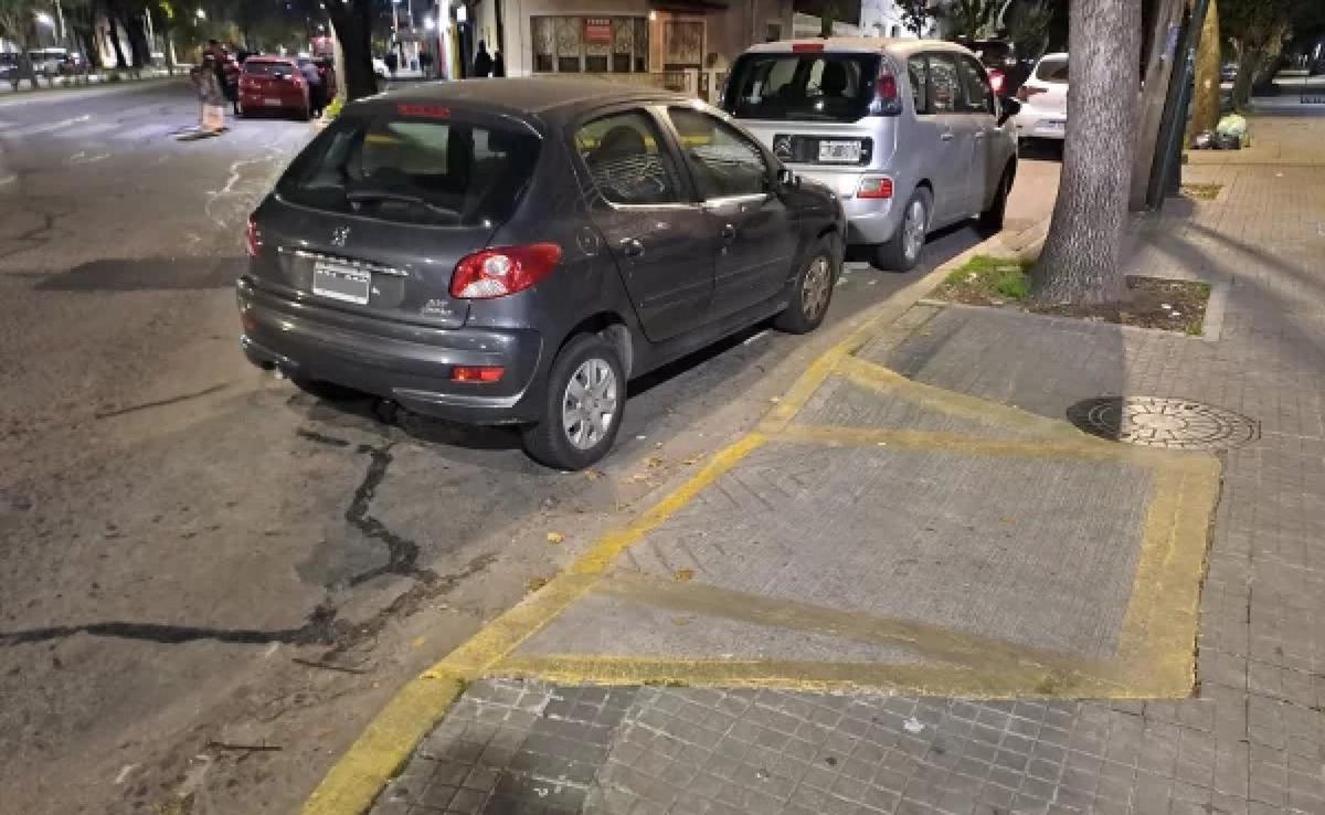 Autos mal estacionados, un problema en aumento. (Foto: ilustrativa)