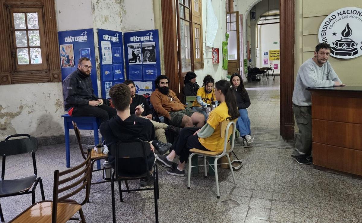 FOTO: Los estudiantes pasaron la noche en la Universidad y realizaron ollas populares. 