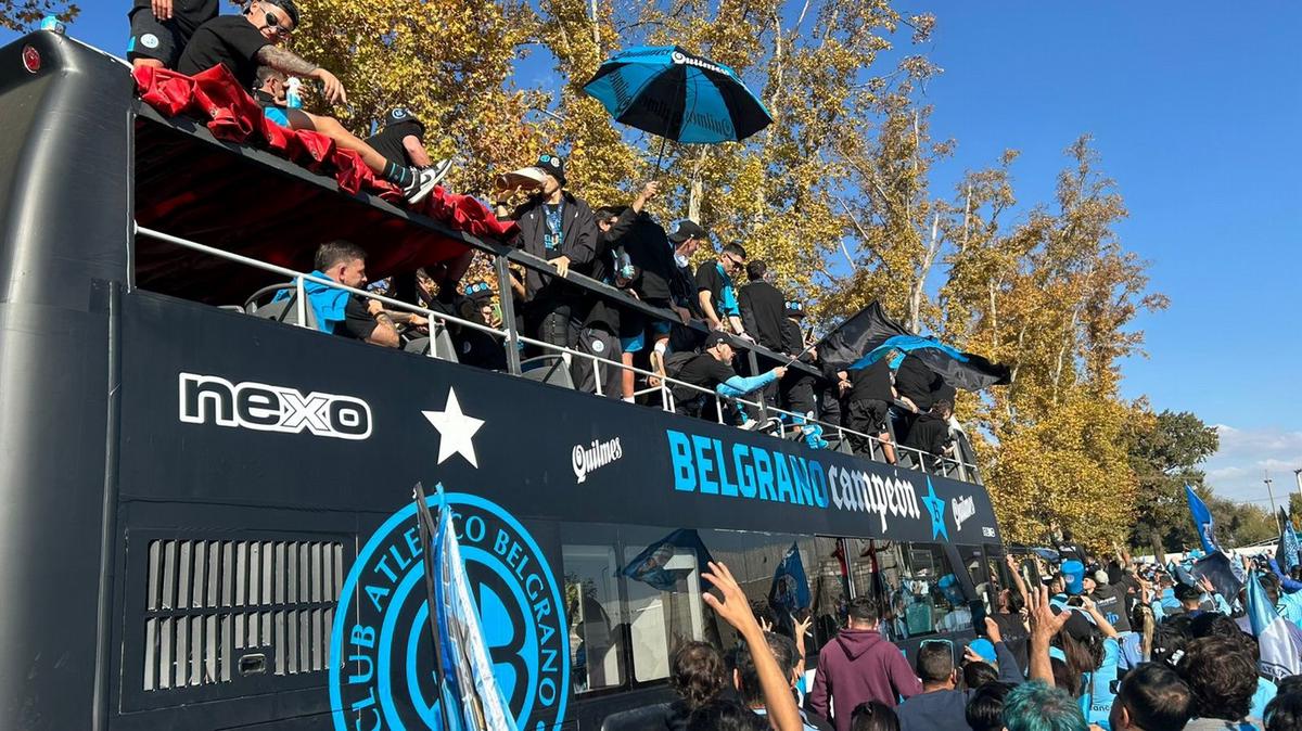 Una postal histórica: el micro descapotable del Belgrano campeón entre la gente.