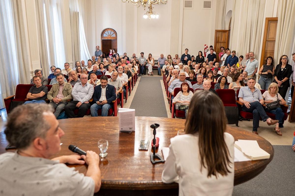 La sala Regino Maders lució llena en la presentación del libro. (Foto: Legislatura)