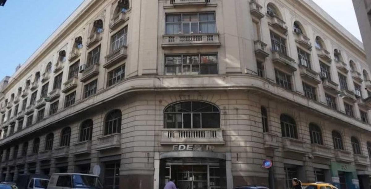 Derrumbe en edificio de Edesur en Monserrat: no se registran heridos