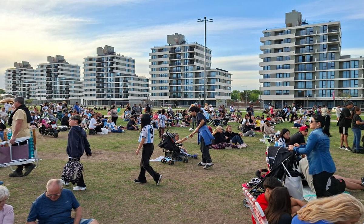 A horas de la despedida, el barrio de Messi vuelve a ser protagonista en Rosario.