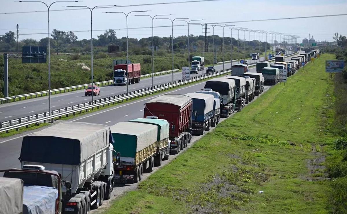 Miles de camiones llegan todos los días a los puertos.