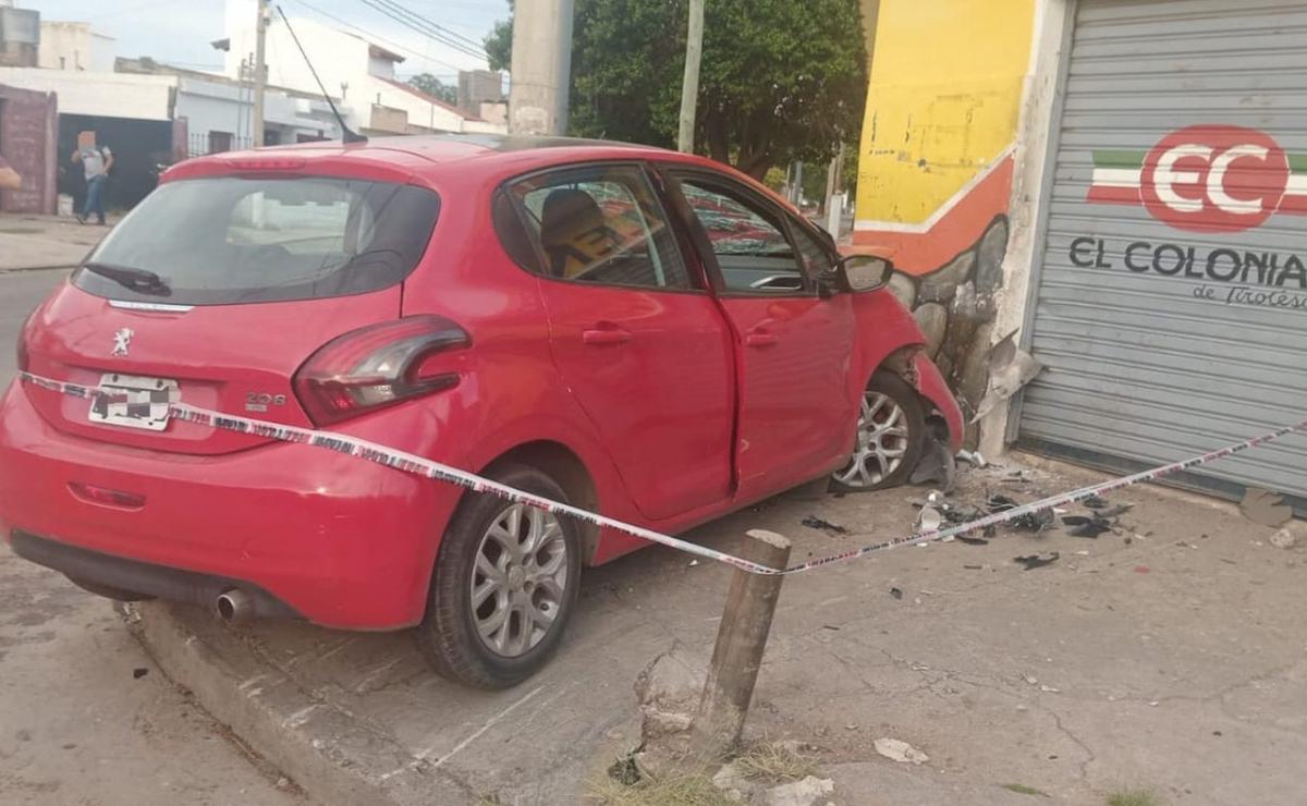 FOTO: Así quedó el auto tras el violento choque.