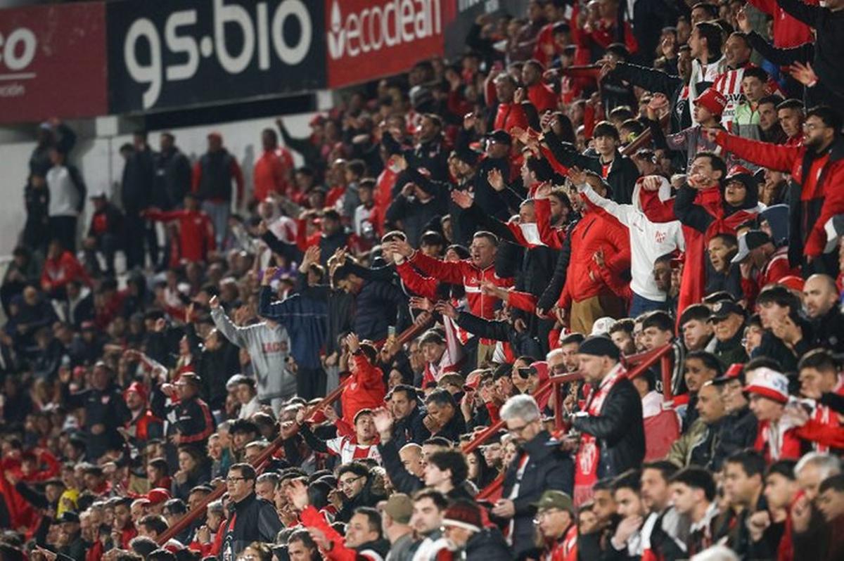 Los hinchas de Instituto en su cancha