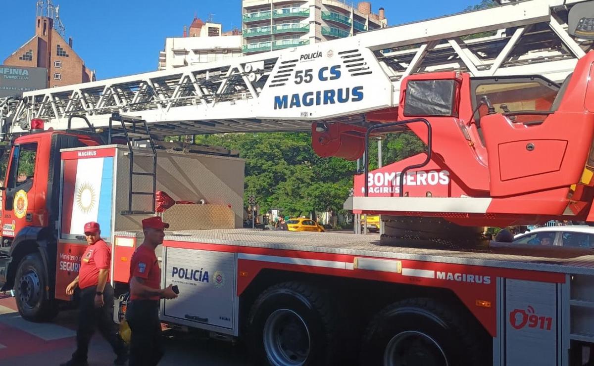 Bomberos de la Policía realizan simulacros de incendio y rescate en Patio Olmos.