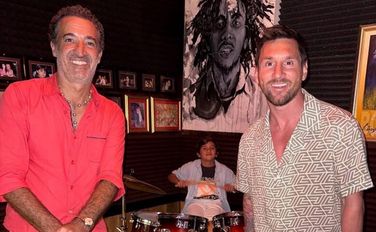 Gerry Cea junto a Messi en su restaurante.