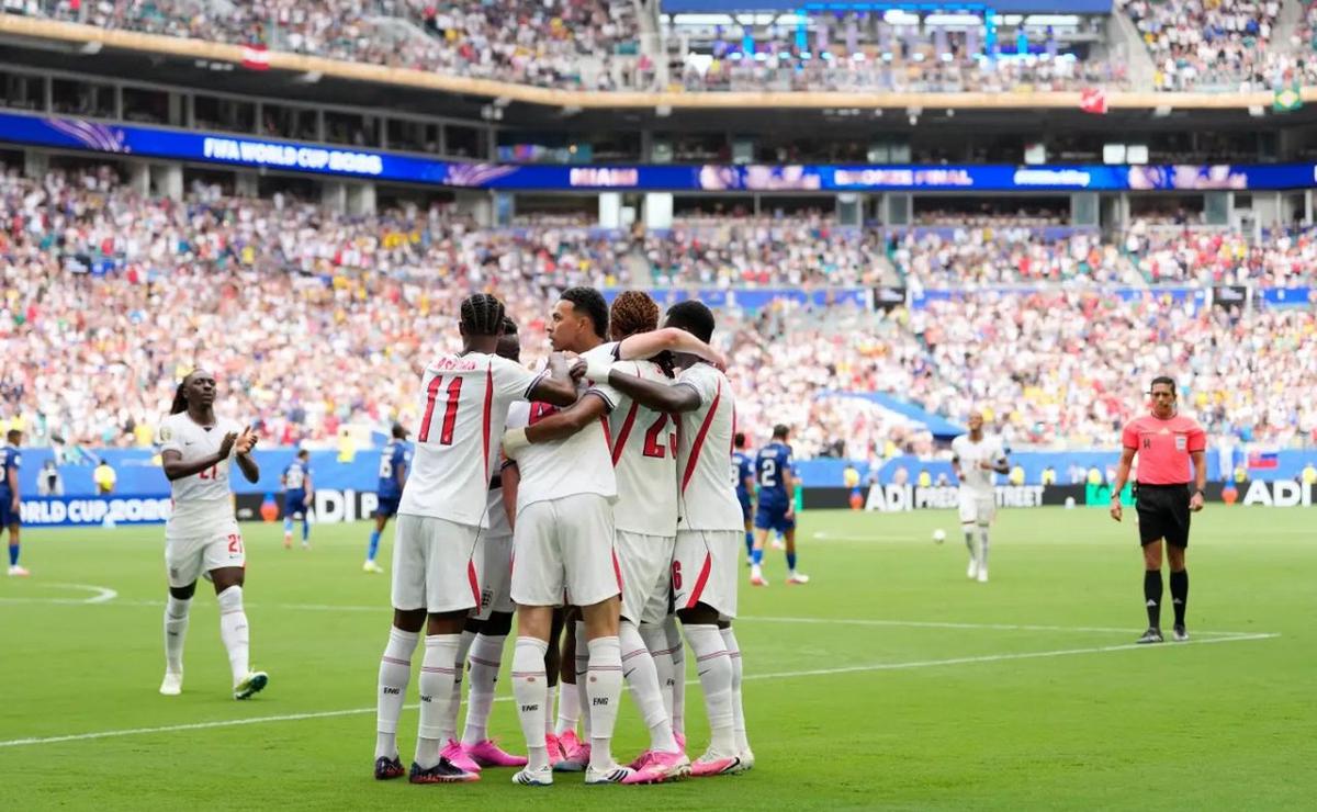 El plantel inglés festeja uno de sus tantos ante Francia. (Foto: AP)
