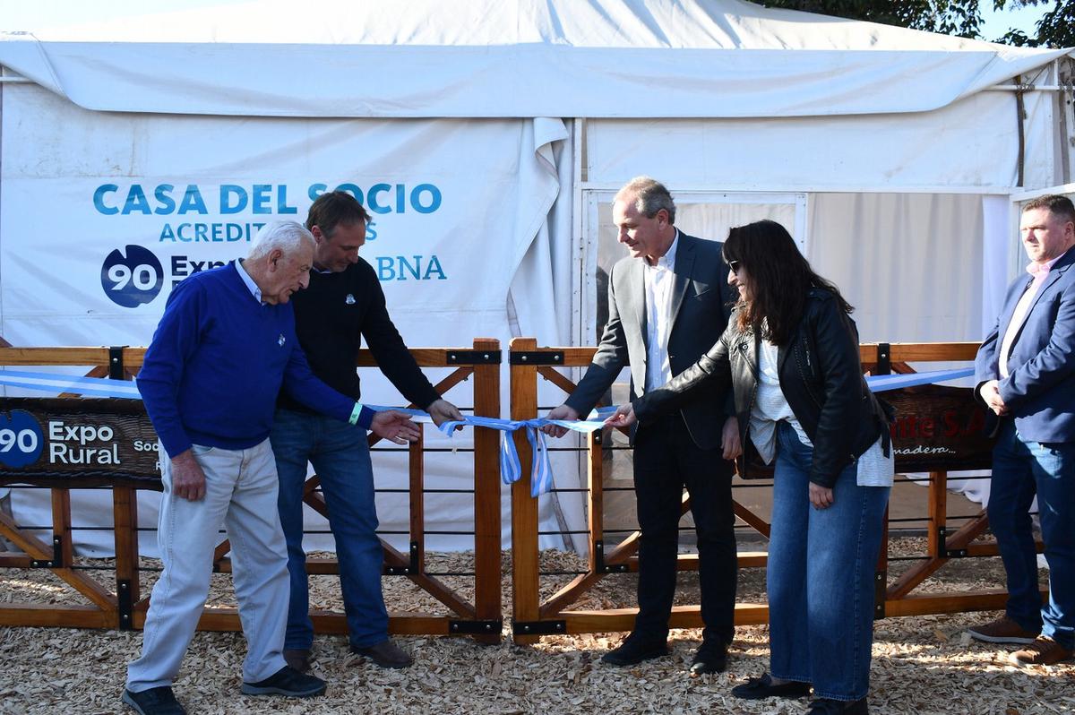 Apertura de la muestra con la clásica apertura de la tranquera