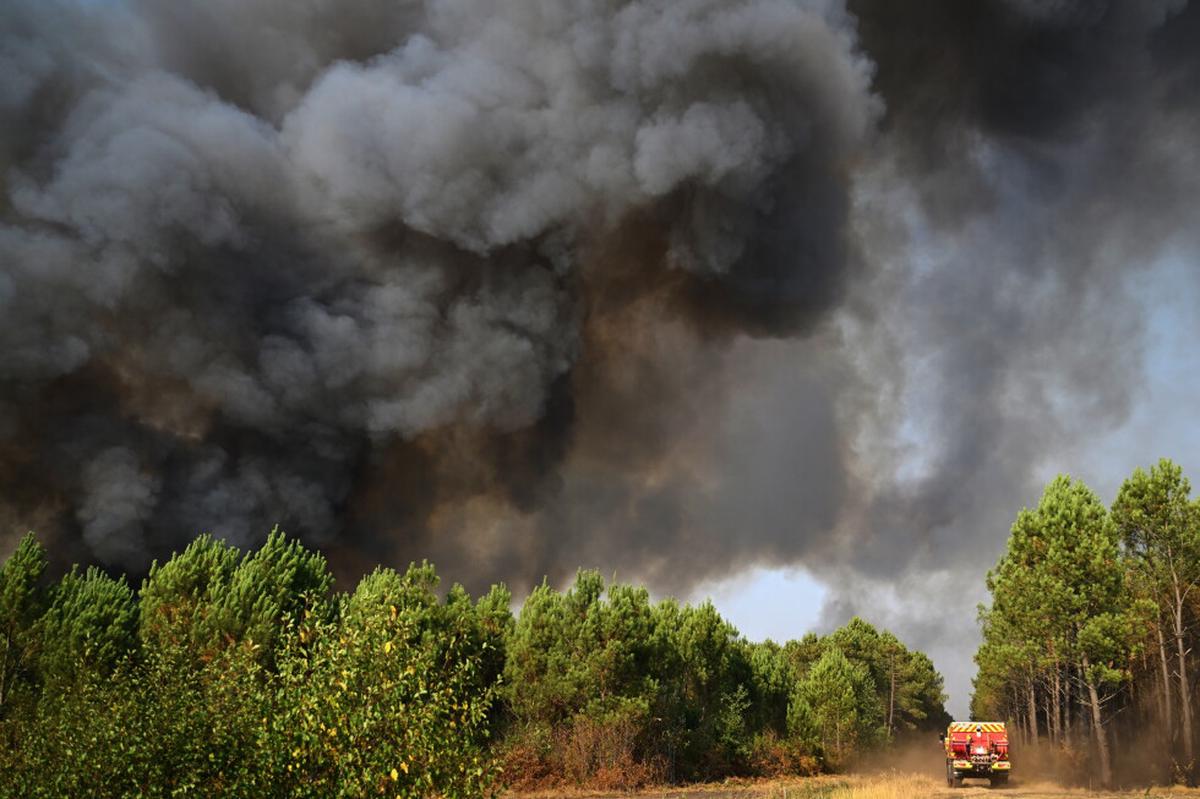 Tiempo más fresco y posibles lluvias llegan a la región francesa arrasada por el fuego