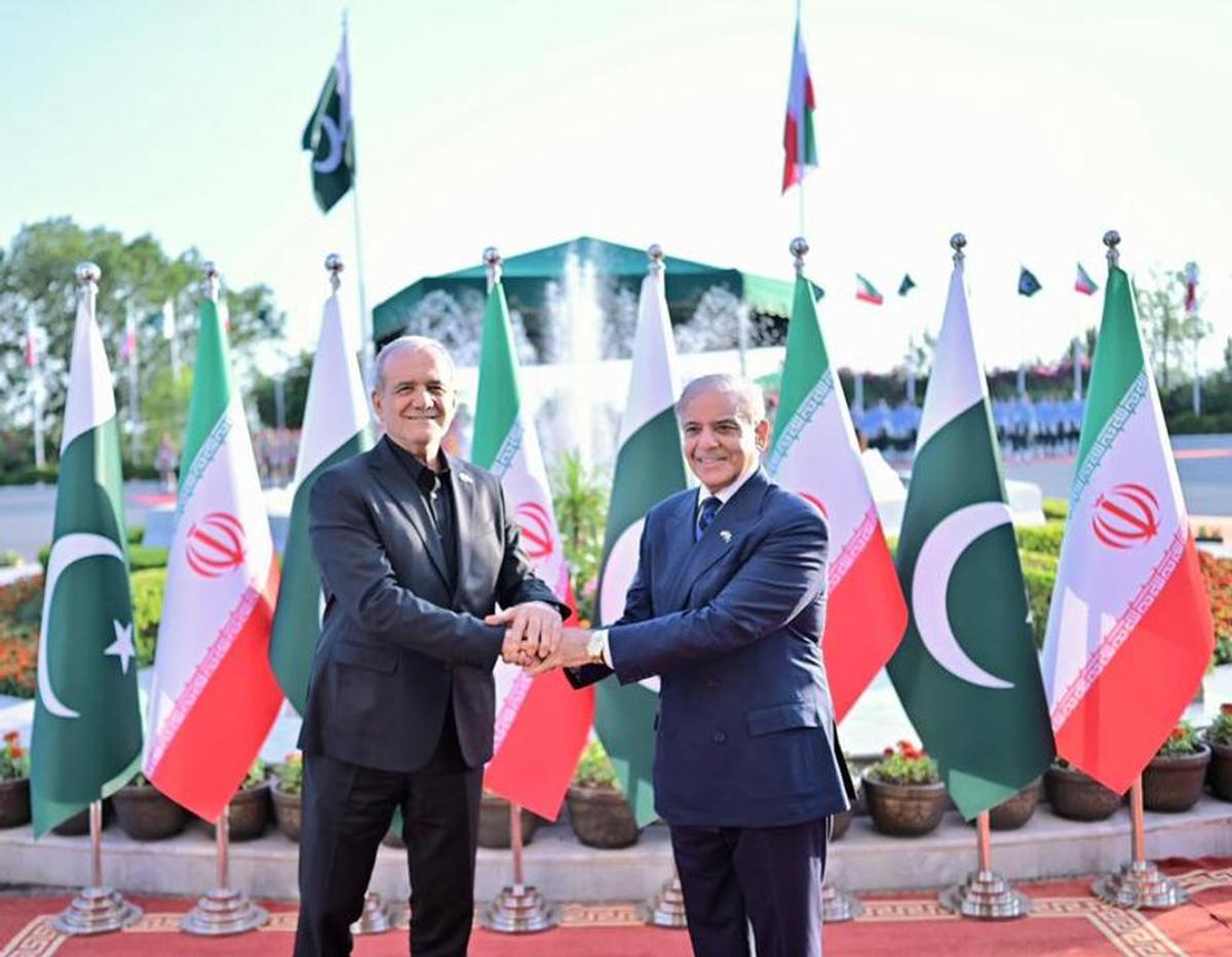 Imagen de un encuentro en Islamabad del primer ministro paquistaní, Shehbaz Sharif (d) con el presidente de Irán, Masoud Pezeshkian.