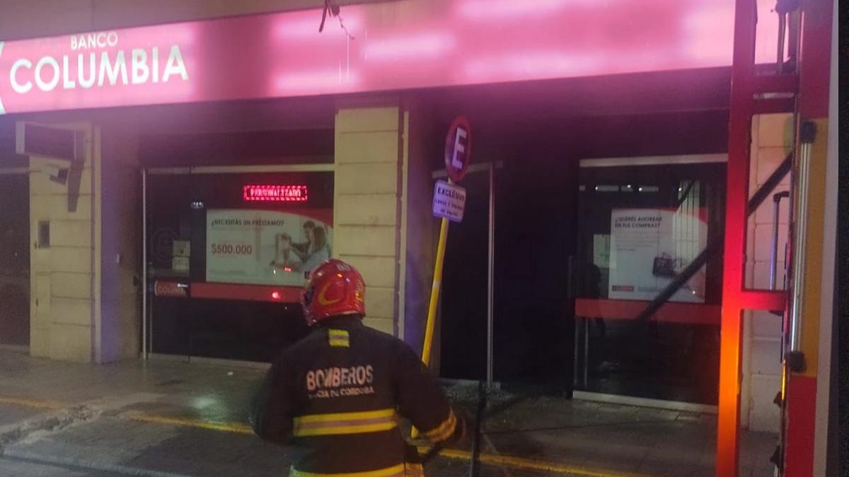 FOTO: Bomberos apagaron un incendio en una sede del Banco Columbia en Córdoba