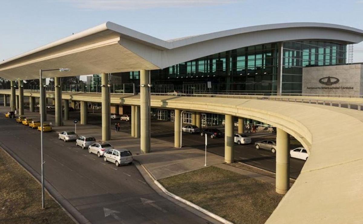 Taxistas lo confundieron con un conductor de Uber y lo amenazaron en el aeropuerto.