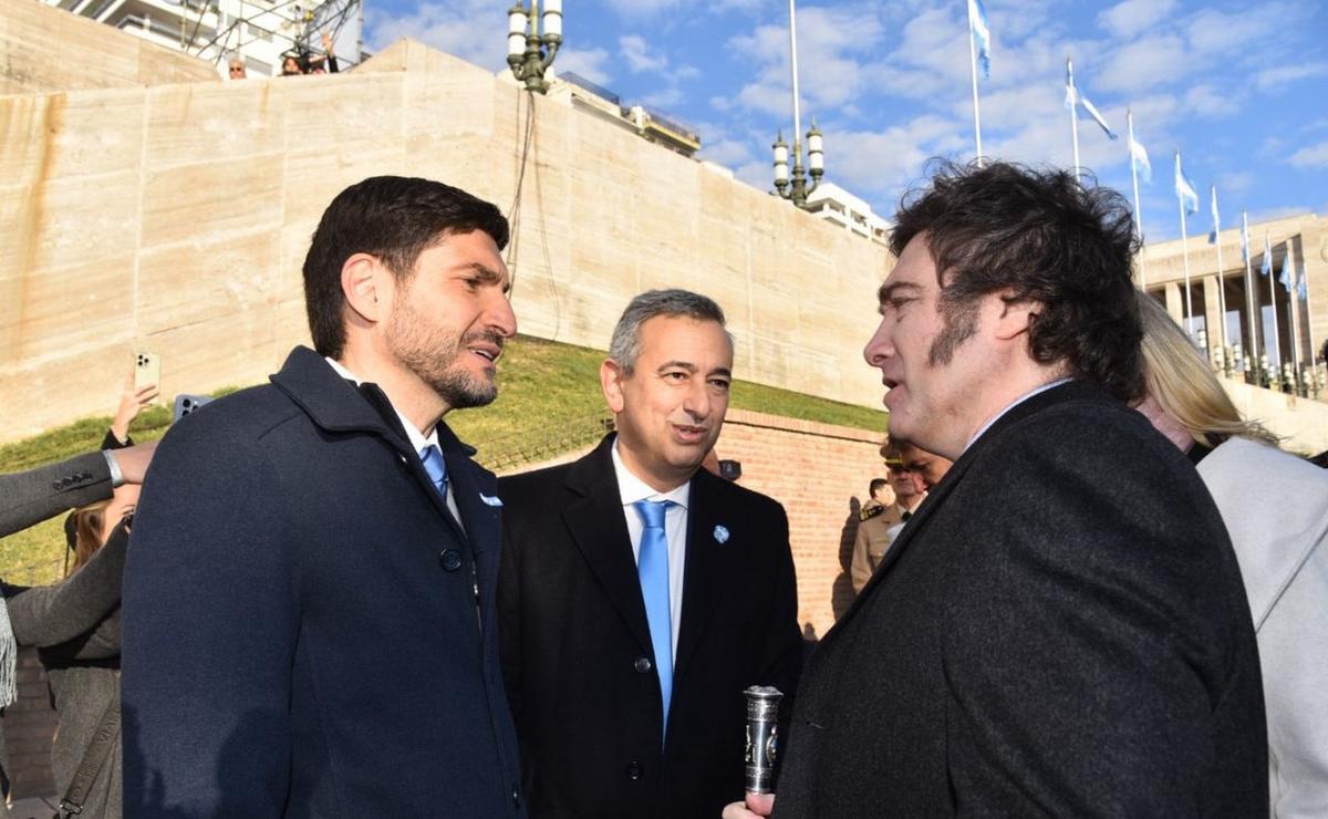 Milei junto a Pullaro y Javkin en el Día de la Bandera.