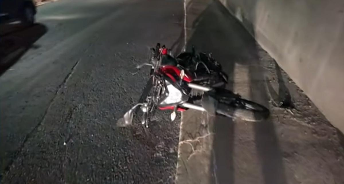 Accidente en Av. Dellepiane: camión impacta con moto en Buenos Aires