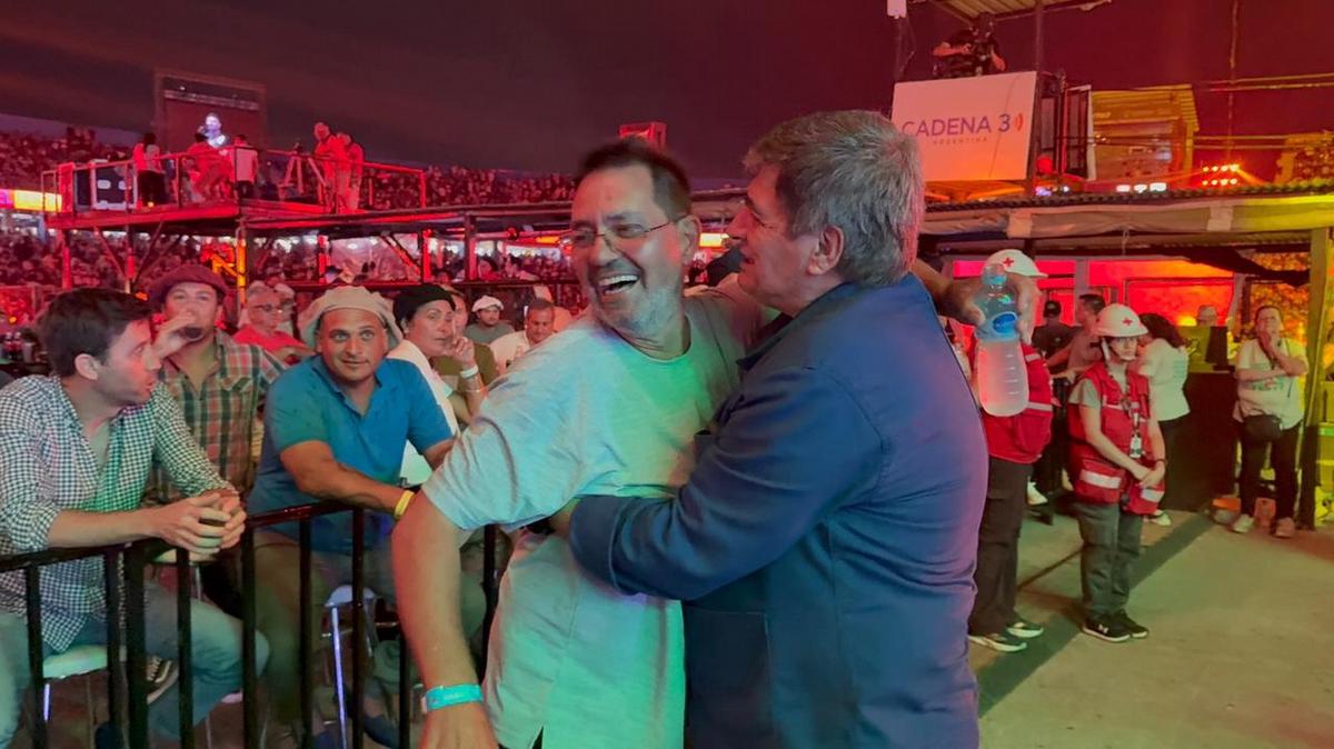 "El Bocha" Houriet, felicitado por el director de la radio, Guillermo Chialvo.