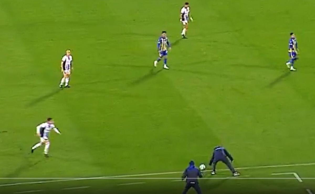 Sampaoli agarró la pelota con la mano. (Captura)