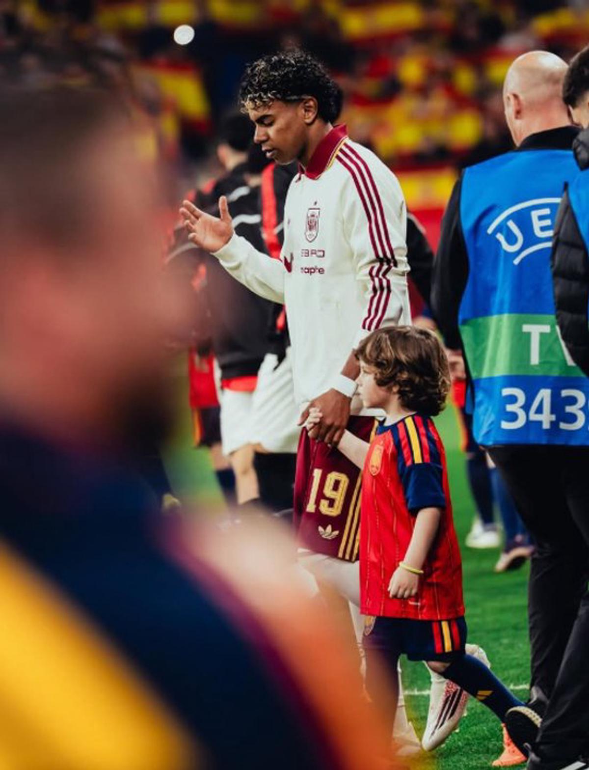 Lamine Yamal ingresando al campo de juego antes del partido ante Egipto.