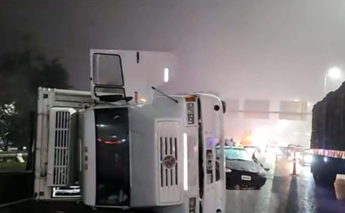 Accidente en la Autopista Riccheri: un camión volcó y hay demoras