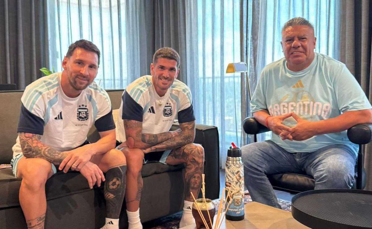 Tapia, junto a Messi y De Paul. (Foto:@tapiachiqui)