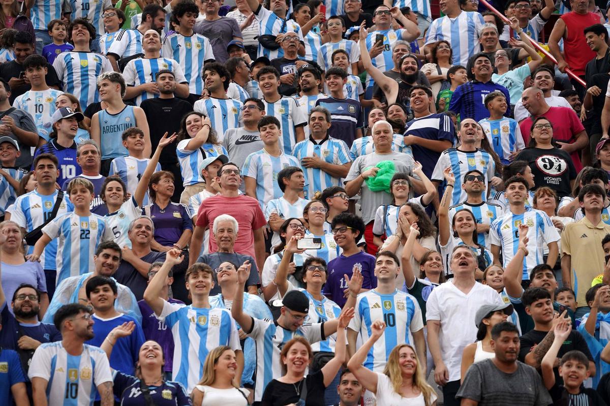 FOTO: La Selección argentina llevó adelante el partido benéfico para Bahía Blanca. (NA)