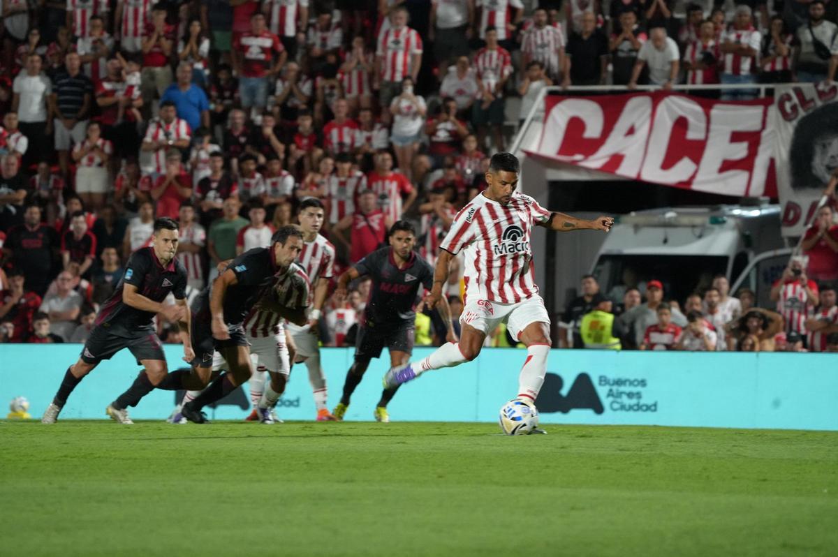 Instituto recibe a Lanús en Alta Córdoba. (Foto: Daniel Cáceres/Cadena 3)