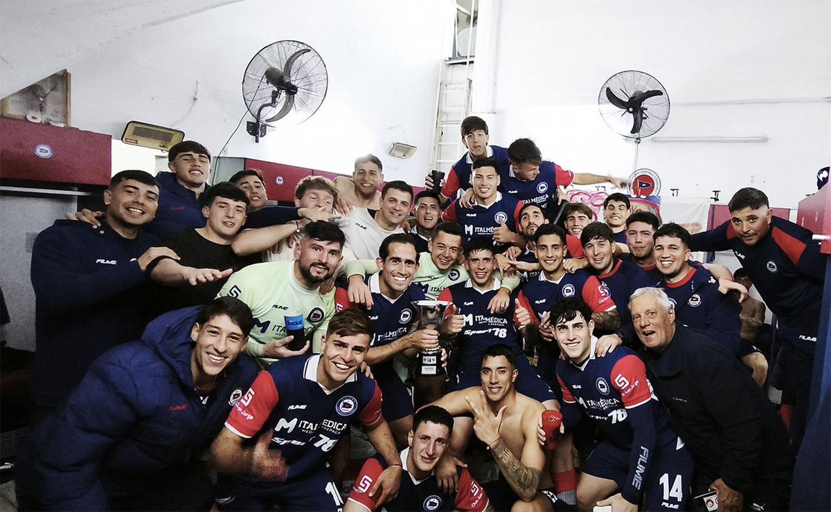 El plantel de Central Córdoba celebra el triunfo contundente ante Argentino de Rosario.