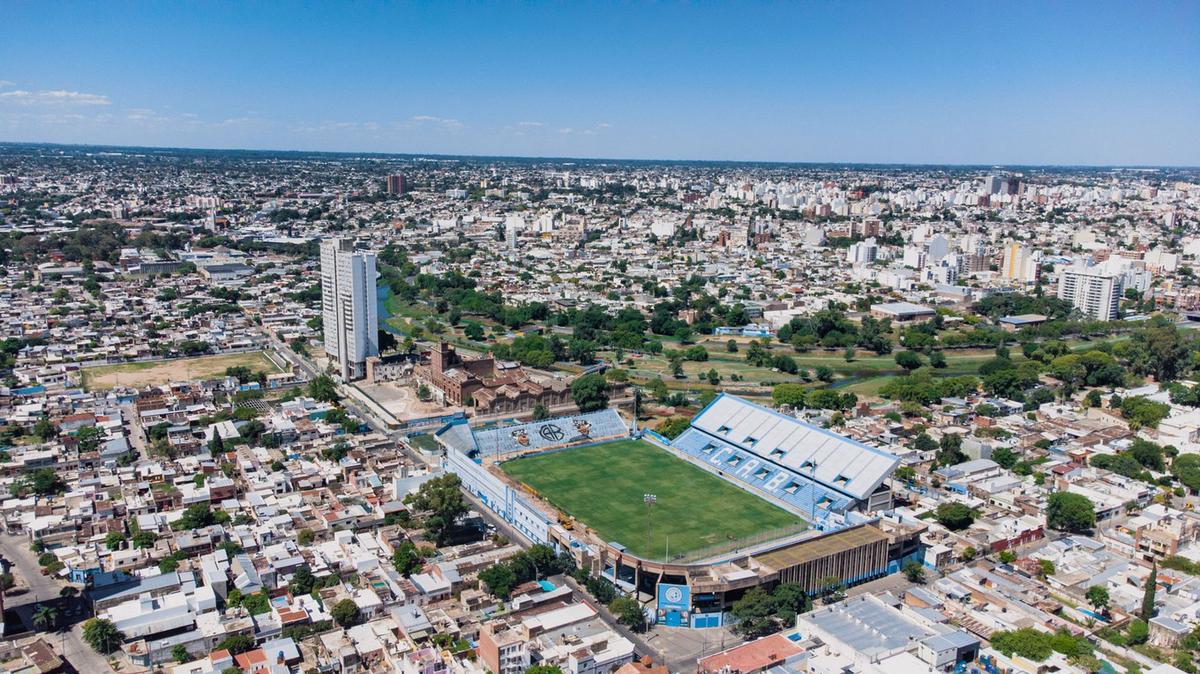 FOTO: Las canchas del mundo separadas por una calle: el caso de Córdoba