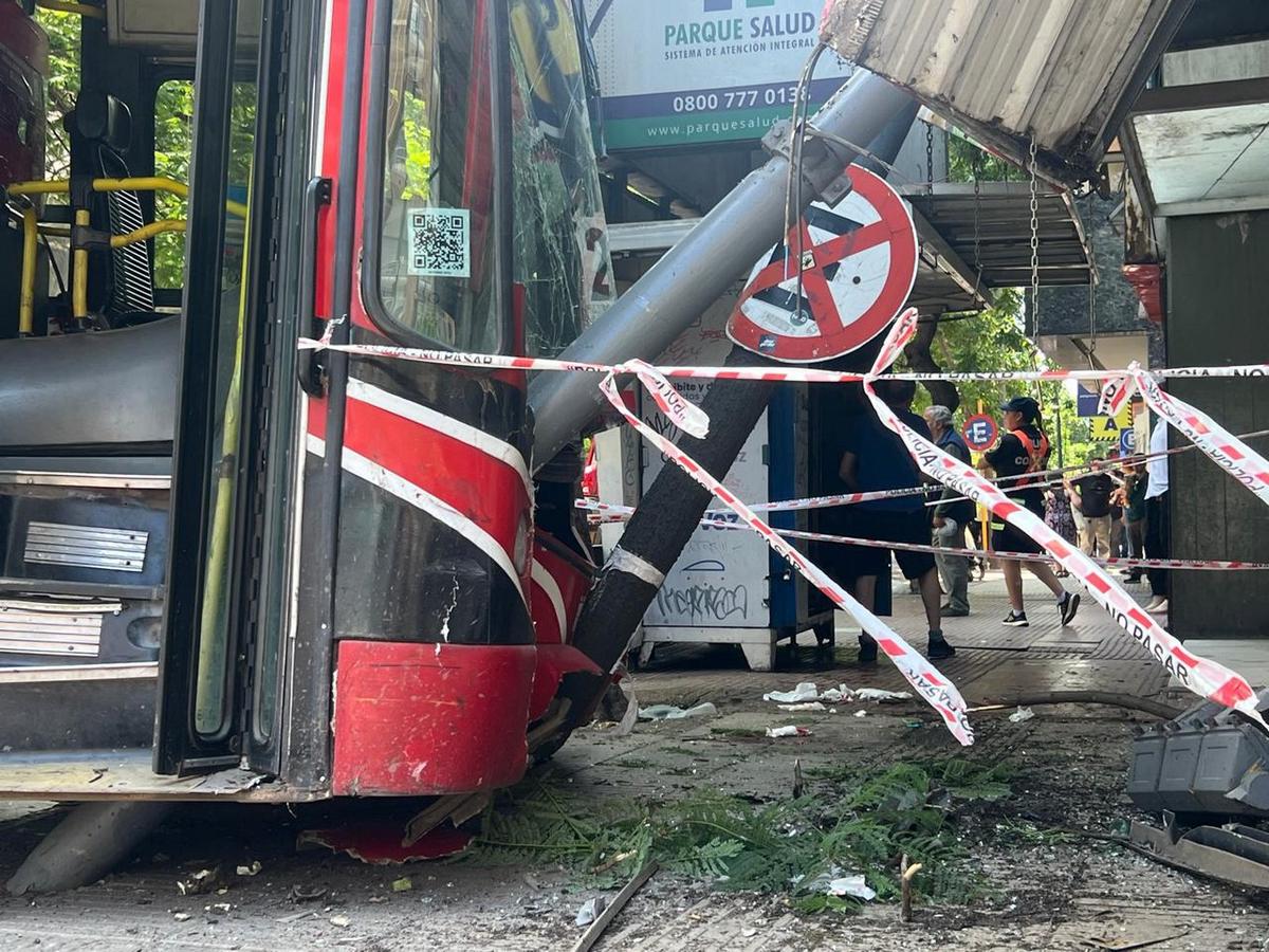 FOTO: Dos mujeres heridas en un impactante choque de un colectivo en el centro de Córdoba.