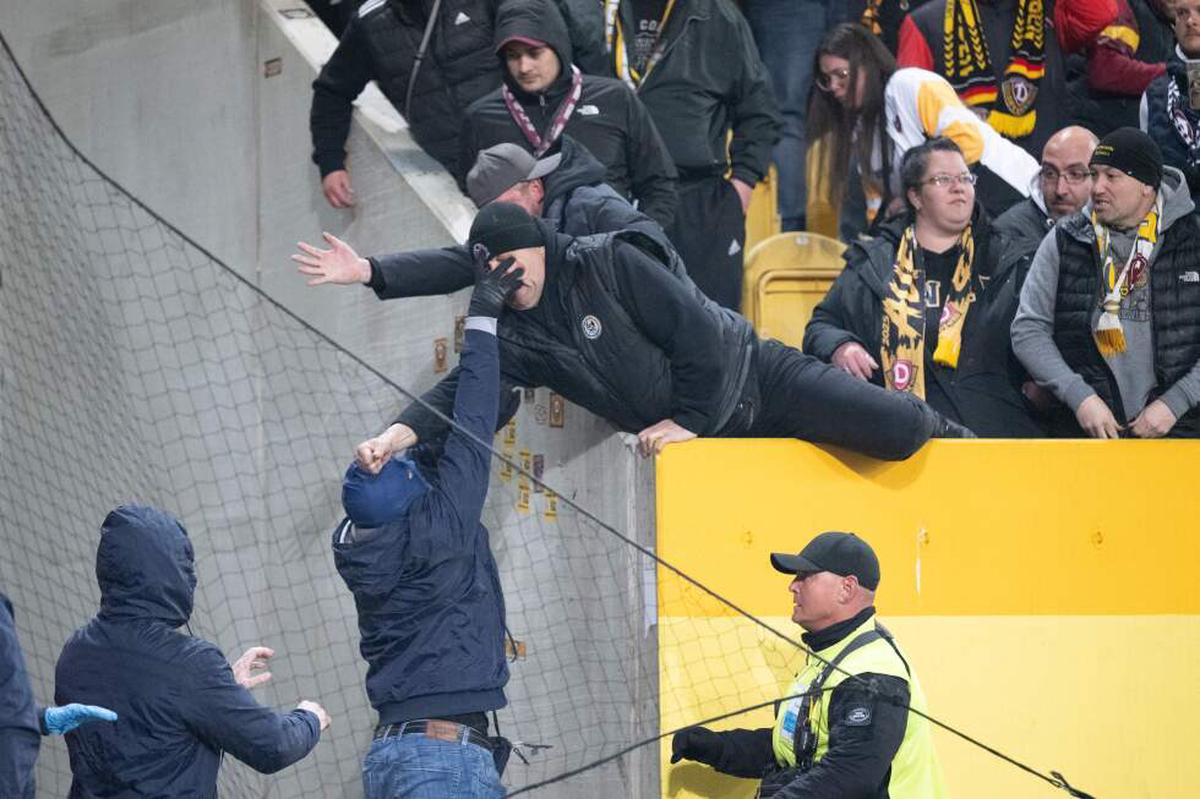 Aficionados del Dynamo Dresden invaden el campo en duelo ante Hertha Berlín y la policía interviene