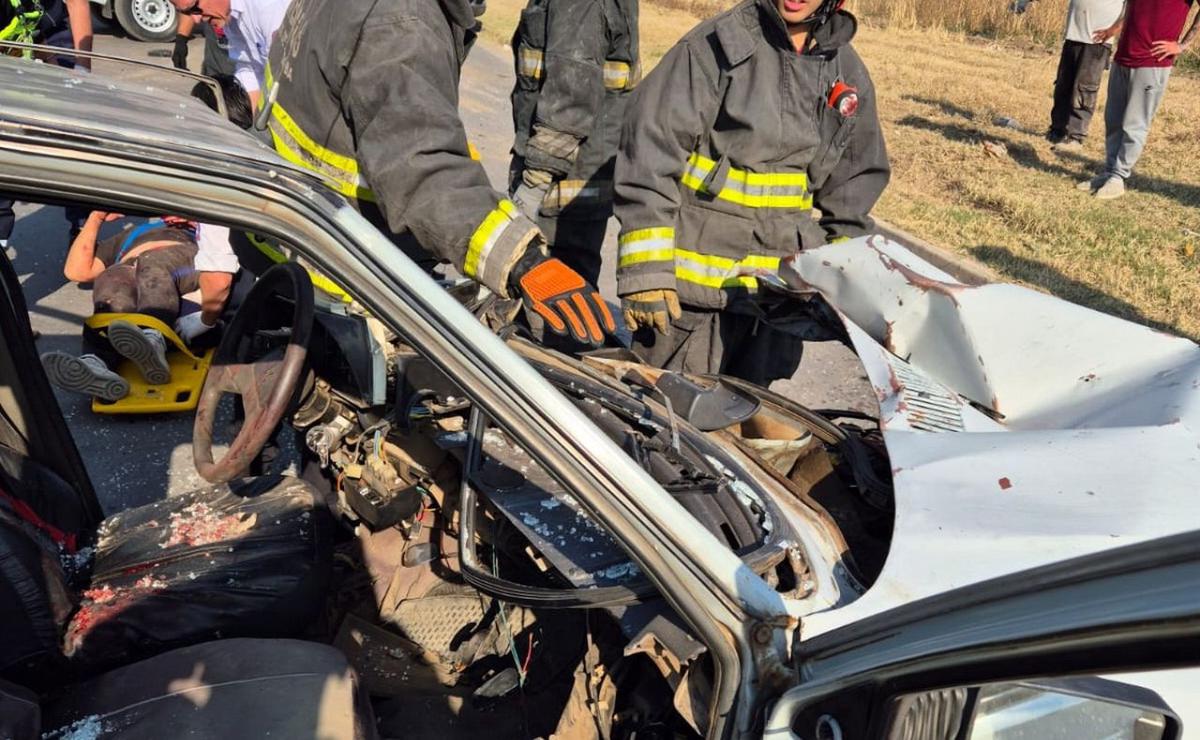 FOTO: Choque entre un camión y un auto en colectora. 