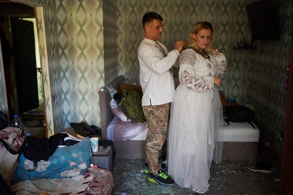 Un ataque ruso destrozó la casa de una pareja en vísperas de su boda. Aun así, se casaron