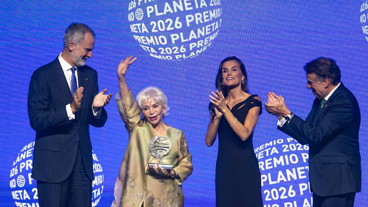 Isabel Allende con los reyes de España.