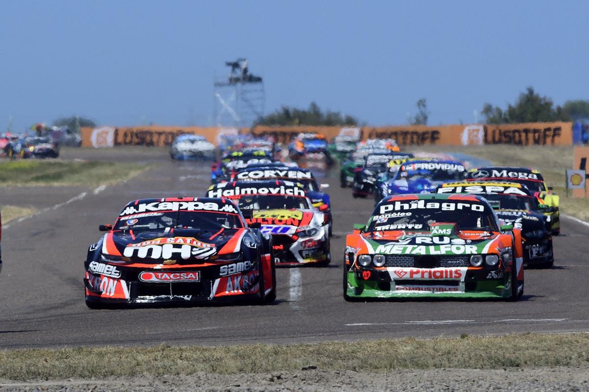 FOTO: Comienza la carrera y Castellano dobla adelante de Canapino en la Curva 2