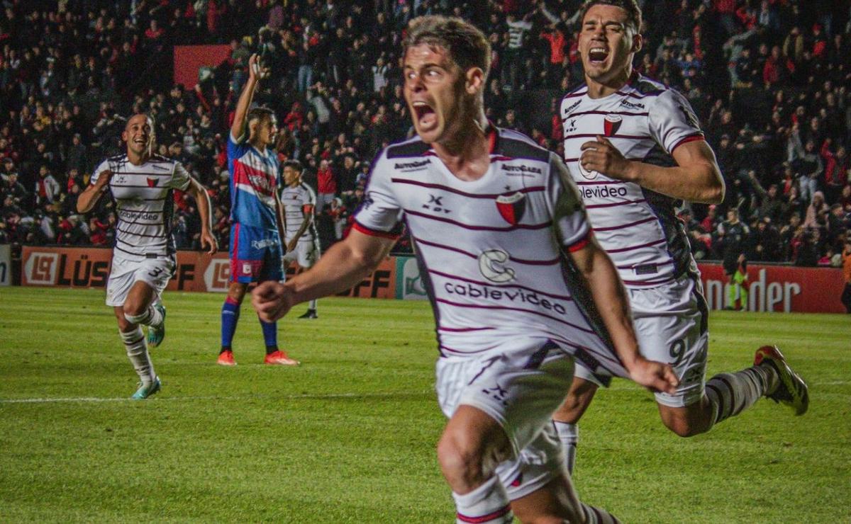 Talpone grita el gol de triunfo de Colón. (Foto:@ColonOficial)