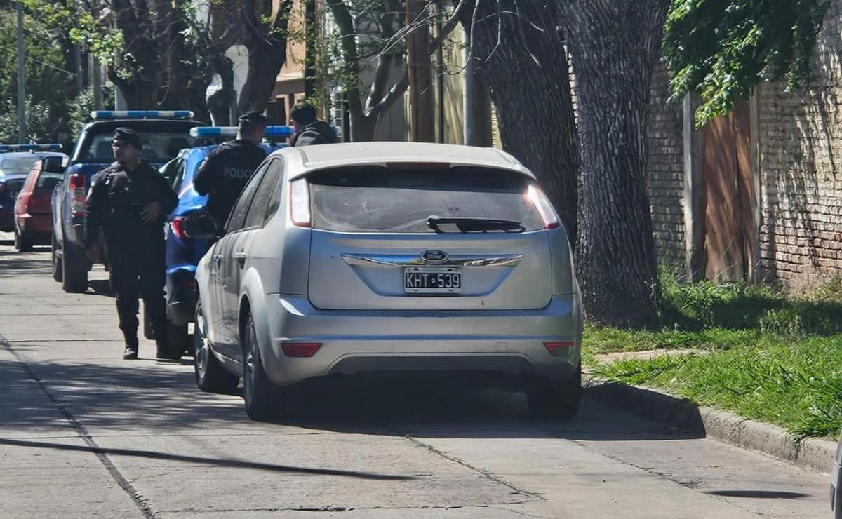 FOTO: El auto en el que se movilizaban los delincuentes fue abandonado.