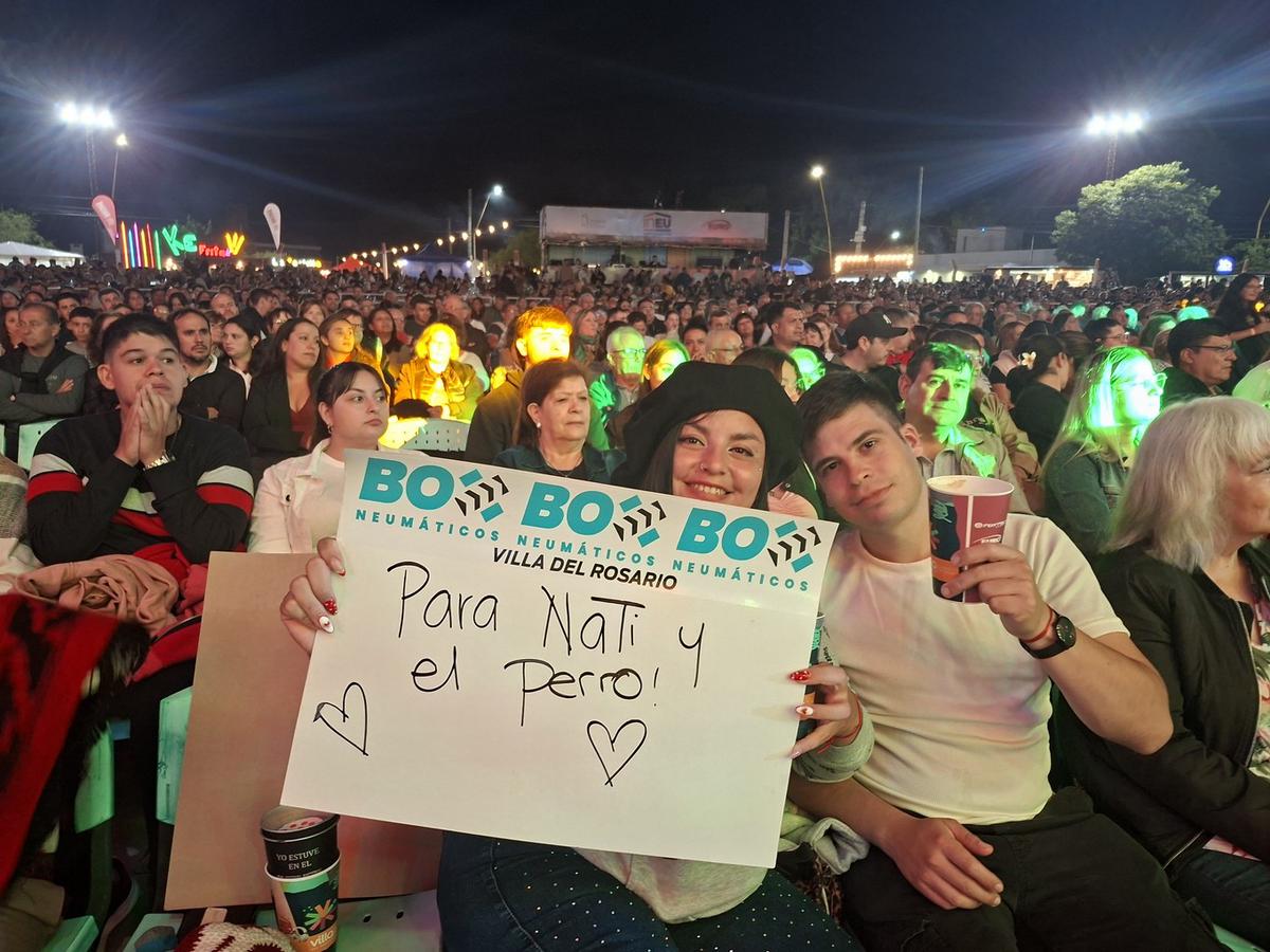 El público disfrutando del festival del Folclore en el Agua. (Foto: Orlando Morales)