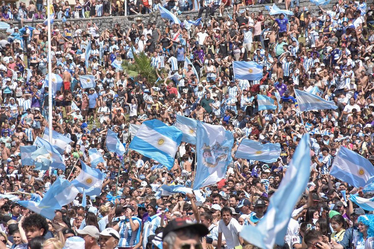 El festejo del pueblo argentino tras la consagración en el Mundial de Qatar 2022. (FOTO NA: JOSE VICTOR SCALZO)
