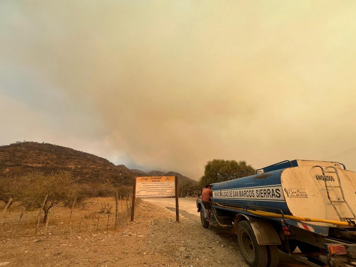 FOTO: El incendio en Capilla del Monte se acerca a San Marcos. (Daniel Cáceres/C3)