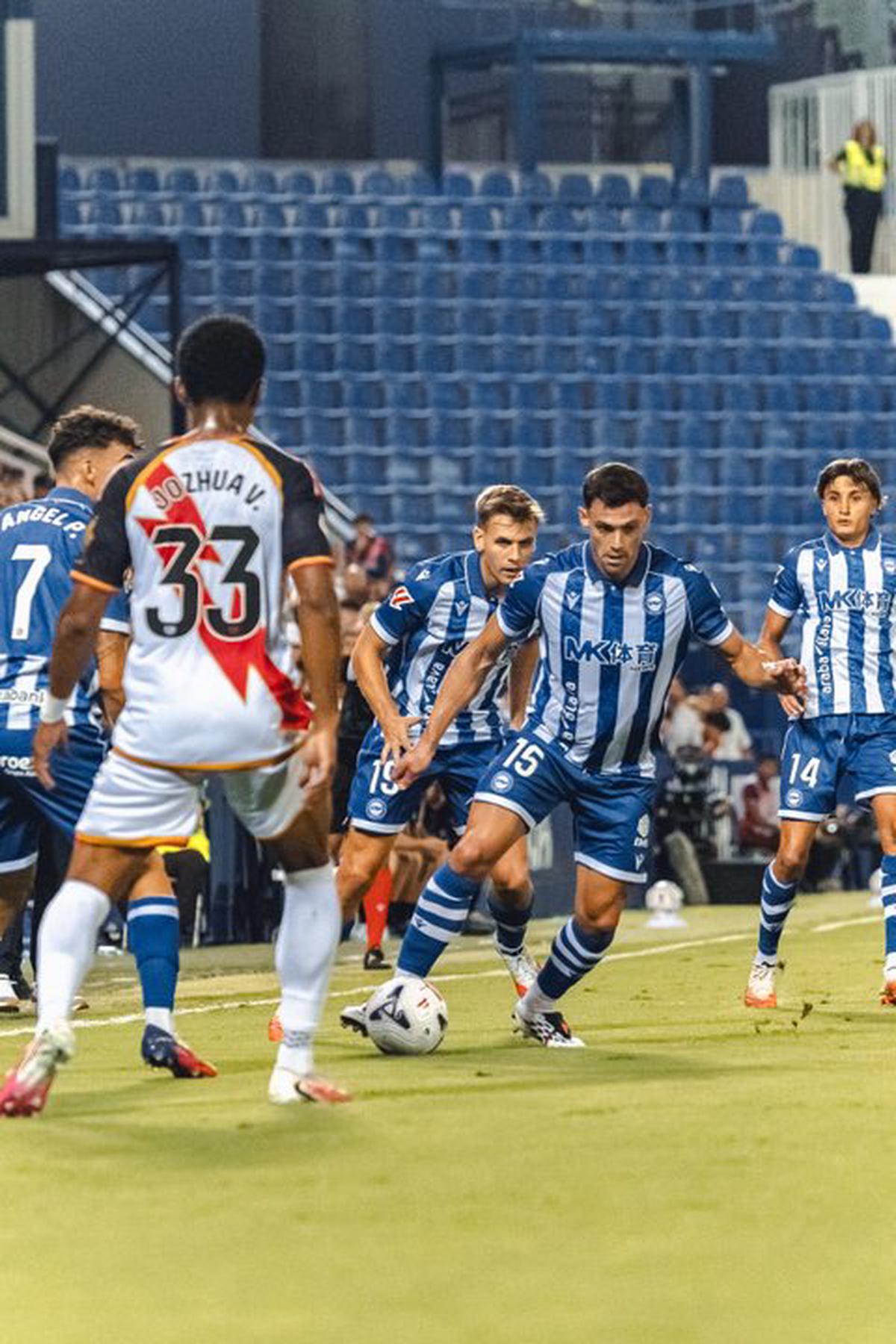 El argentino Lucas Boyé controla la pelota contra una banda en el empate del Alavés.