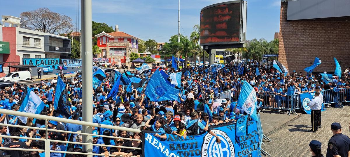 FOTO: Banderazo de Belgrano antes del clásico. 