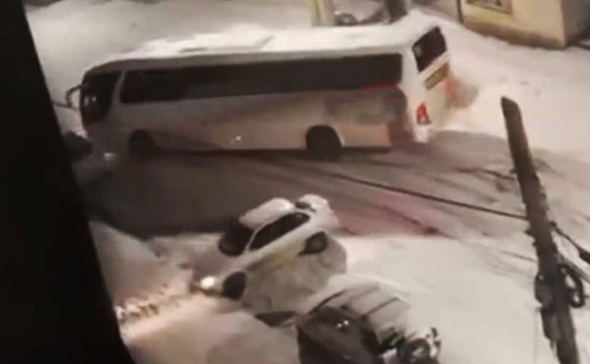 Temporal de nieve en Bariloche: un colectivo con 48 egresados despistó y chocó siete autos.