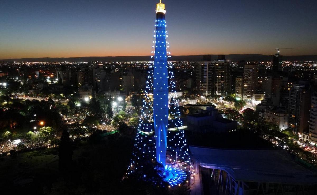 Ya está encendido el árbol de Navidad en Córdoba. (Foto: Daniel Cáceres/Cadena 3)